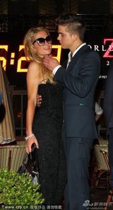 组图：帕丽斯-希尔顿与男友当众热吻秀恩爱