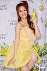 幻灯图集：林依晨露肩嫩黄礼服甜美代言 秀曼妙舞姿