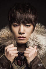 高清组图：韩团NU'EST冬季写真大秀美少年范儿