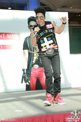 组图：吴建豪盼红馆开唱 签唱与粉丝亲密互动