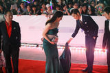 组图：上海电视节红毯 女星频遭踩裙男星忙护花