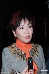 组图：邝美云为慈善筹款美艳依旧 拉姑夫妇甜笑助阵