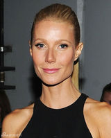 高清图：格温妮丝-帕特洛黑裙亮相格莱美后台