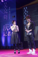 组图：吴克群阿娇(钟欣桐)不惧绯闻甜蜜牵手