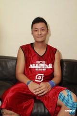 组图：群星红衣出席篮球赛 容祖儿李克勤又背又抱