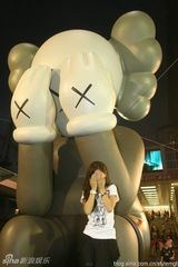 组图：Angelababy休闲装亮相 邻家女孩娇俏可人