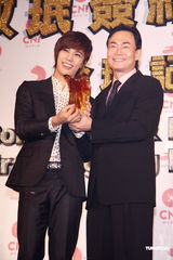 组图：朴政珉拓展演艺事业 林育羣送大汉堡解馋