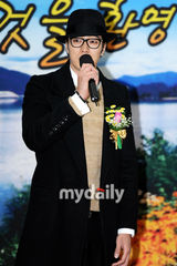 组图：苏志燮号浪漫列车开通 戴黑礼帽帅气十足