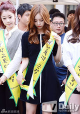 组图：韩团GirlsDay街头送路人爱心抱抱