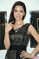 组图：周汶锜黑蕾丝洋装气质出众 力拼双子