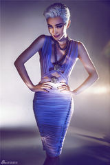 组图：李冰冰大玩双性诱惑 白发男神PK美腿女神