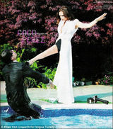 幻灯图：维多利亚内衣造型登封面 展现女王风范