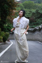 高清图：高圆圆韩国拍摄芭莎写真工作花絮5