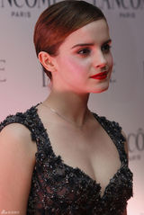 组图：艾玛-沃特森性感现身香港