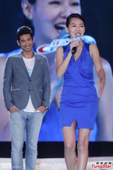 组图：小S面包门后首亮相 蓝色短裙扭身姿