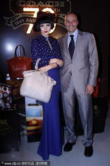 组图：范冰冰复古装亮相活动 和男老外行贴面礼