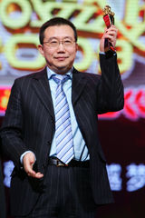 高清图：网络盛典何力代吴晓波领感召力人物荣誉