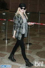 组图：少女时代孝渊亮相机场 心情好向粉丝比V