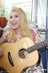 组图：戴佩妮公车宣传新专辑 光脚车上献唱