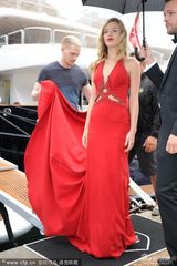 组图：英国超模乔治亚低胸红裙泄春光