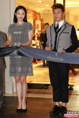 组图：吴奇隆白百何站台捞金 着装默契似情侣