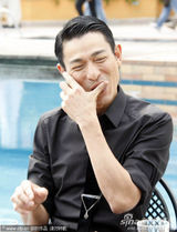 高清图：刘德华提前庆生大快朵颐 吃蛋糕舔手指