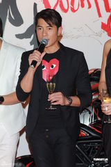 组图：郭富城助阵单车发布会 变身机车男耍酷