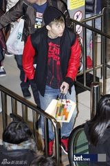 组图：f(x)少女时代Beast等亮相机场展休闲时尚风采