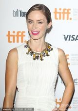 《亚瑟-纽曼》多伦多首映 艾米丽白裙高贵优雅