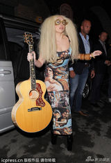 组图：Gaga怪人眼镜爆炸头抢镜 秀名画印花裙