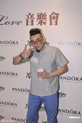 组图：薛凯琪陈奂仁G.E.M携手演出为母亲节献歌