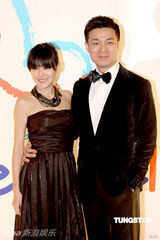 幻灯图集：王菲再现招牌烟熏妆 刘嘉玲黄色唐装雷人