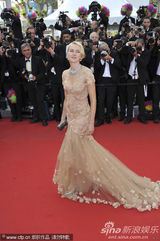 组图：娜奥米-瓦茨戛纳走秀 裸色纱裙妩媚动人