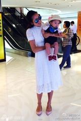 组图：陈浩民妻子晒儿女照 姐弟情深呆萌可爱