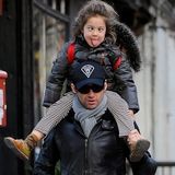 幻灯：“金刚狼”爱女骑父做鬼脸 表情丰富可爱