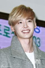 组图：韩星李钟硕助阵公益 金发帅气萌态毕露