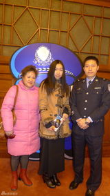 组图：模特苏巍送锦旗感谢平安北京民警救命之恩