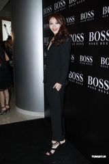 组图：杨千嬅大尺度性感秀美背 刘青云夫妇亮相