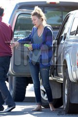 组图：保罗女友车祸后首现身 擦拭眼泪深陷悲伤