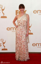 组图：艾美奖红毯 艾丽-坎伯尔单肩靓丽闪裙