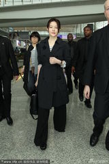 组图：李英爱黑色素衣抵港 疑为悼念韩国海难