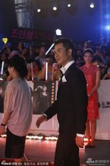 组图：上海电视节评委会成员郑嘉颖帅气亮相