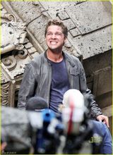 幻灯图集：《变形金刚3》热拍 主演拉博夫上下翻飞