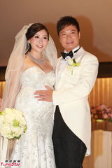 组图：钱嘉乐汤盈盈大婚 新娘巨乳大肚与新郎热吻