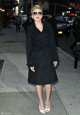 高清组图：斯嘉丽-约翰逊街拍LOOK黑色大衣有型