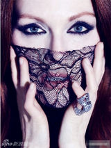 组图：朱丽安-摩尔上演蕾丝诱惑 撅臀秀丰乳