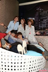 组图：唐禹哲Darren搞笑逗趣 新剧上演滚床秀