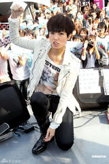 组图：何韵诗台北签售专辑 欲定居台湾得罪香港歌迷