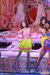 组图：港姐穿抹胸超短裙热舞 挤胸翘臀俏皮性感