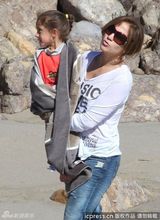 组图：洛佩兹海滩放松心情 一家其乐融融玩耍显童真